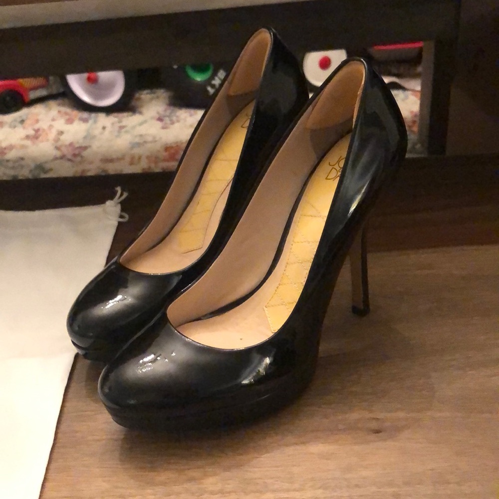 Pristine Condition Joan And David Pump Size 6 - image 2